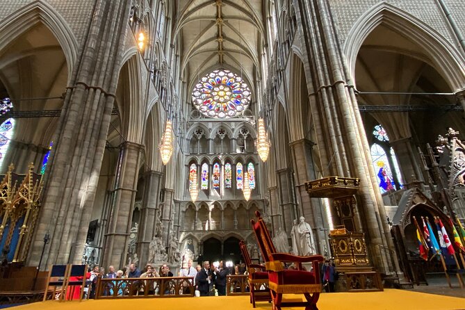 Priority Access Tour of Westminster Abbey with London Eye option - Guides, audio, and how the group stays together in a crowd