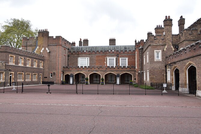 Private 2.5 Hour Taxi Tour of London - London's Greatest Bits! - A Churchill childhood-home drive, then Buckingham Palace on your terms