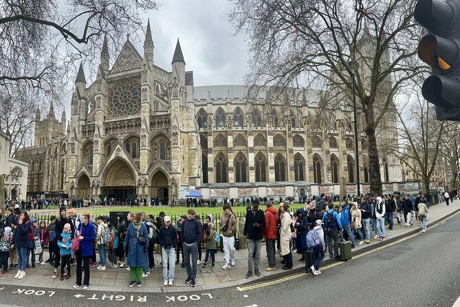 Private 5-Hour London Tour with Pickup – Explore Iconic Landmarks - Big Ben, London Eye, and Buckingham Palace: iconic views with a realistic time budget