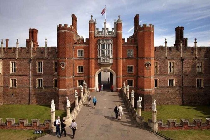 Private Guided Tour of Hampton Court Palace - The Big Story Backbone: Henry VIII, Palace Life, and Ghostly Tales