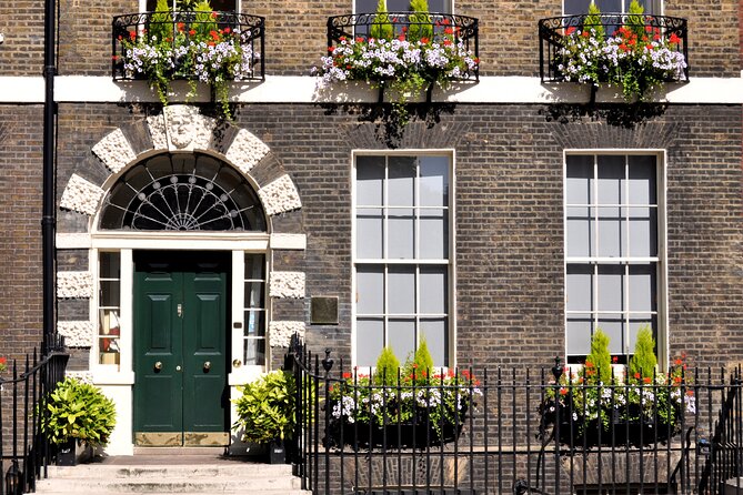 Private Guided Walking Tour of Bloomsbury, London - Stop 6: Tavistock Square monuments and the links to major conflicts