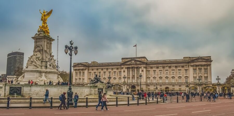 Private James Bond Fictional & Film Spy Tour of London - Trafalgar Square and Whitehall, how crews filmed securely in the middle of it all