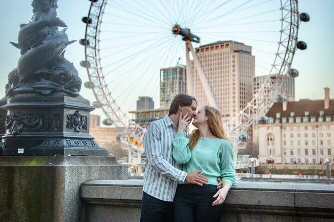 Private landmarks photoshoot for families and couples - Stop 2: London Eye angles and bridge views