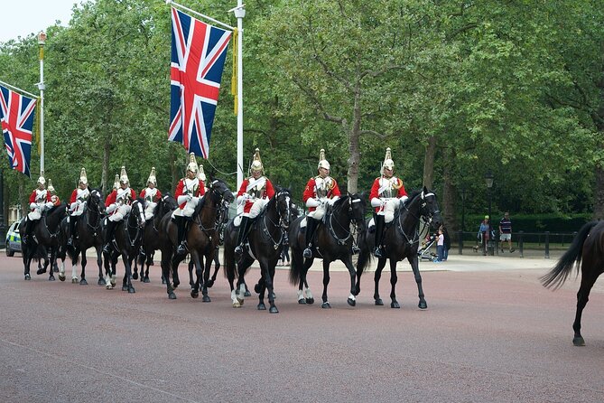 Private Layover Tour of London with Pickup from Heathrow Airport - Buckingham Palace in 30 minutes: guard watching and quick photo time