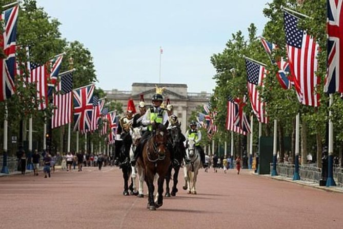 Private London Highlights Tour with Experienced Guide in Taxi - The 3.5 hour game plan, from St. Paul’s to the Thames