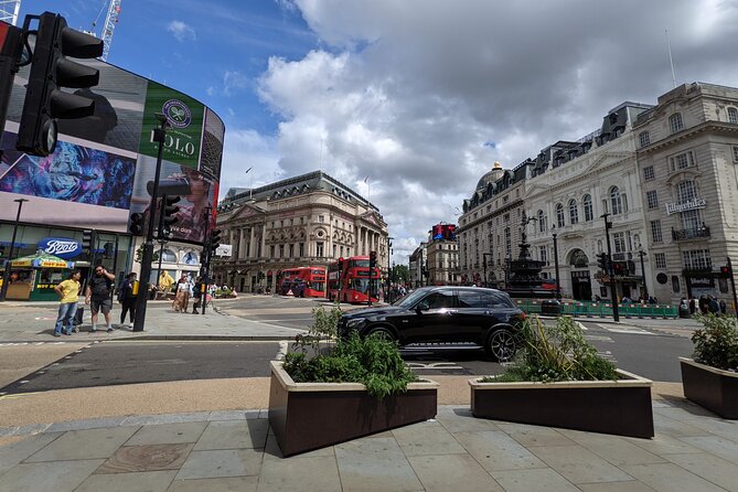 Private London Tour by Night including Pick up from Hotel - London Eye and Trafalgar Square: moving fast through the “greatest hits”