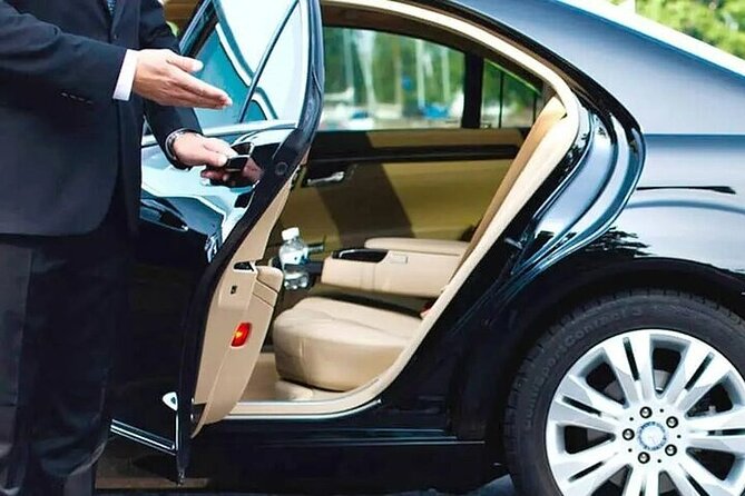 Private Oneway Airport Transfer London to London Heathrow Airport - Choosing the Right Vehicle for Your Luggage and Group