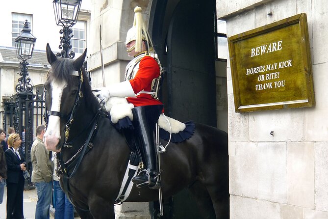 Private Tour: Black Taxi Tour of London - Buckingham Palace stop: 15 minutes for photos and context