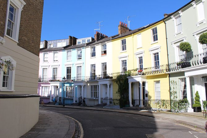 Private Tour: Paddington Taxi Tour of Filming Locations - Stop 1: Paddington Railway Station, the duffle-coat statue, and the Peru-to-London story