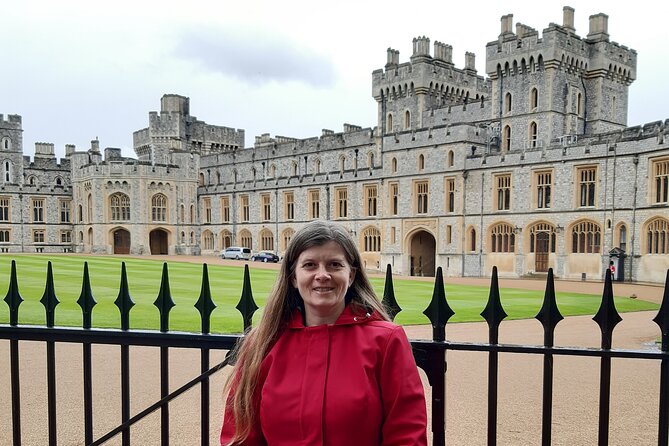 Private Walking Tour with Accredited Expert Guide Windsor Castle - Middle Ward views: Round Tower, Royal Standard, and Thames panoramas