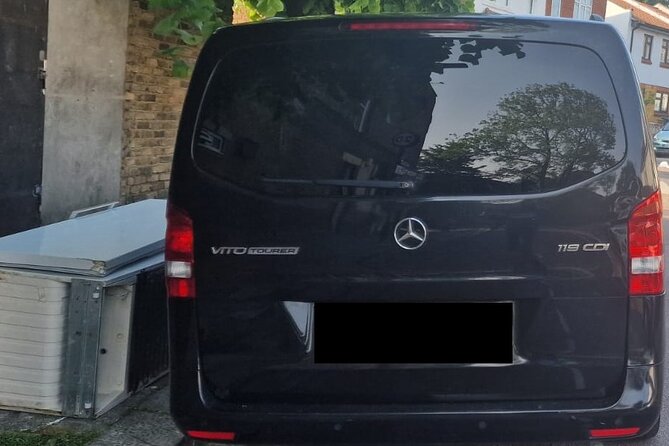 Round Trip Taxi Transfer - Luton Airport To & From London - Hotel pickup in the lobby, with a confirmed meeting point