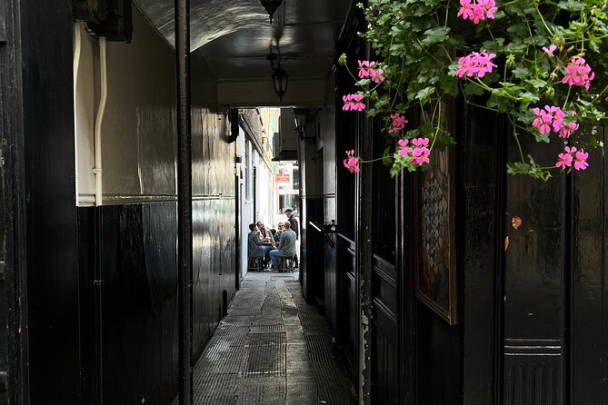 Royal Historic Pubs Walking Guided Tour in London - The Guide Makes or Breaks It, and Here the Names Matter