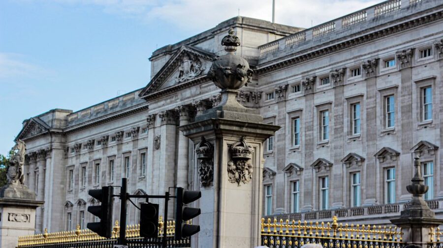 Royal London: from Tudors & Stuarts to Windsors Walking Tour - Two hours that actually covers 400 years