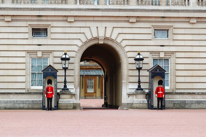 Royal London Guided Sightseeing Tour and Thames River Cruise - Trafalgar Square area: a perfect pivot point