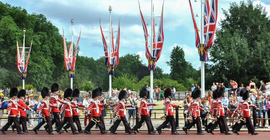 Royal London Walking Tour - Buckingham Palace and the Changing of the Guard moment