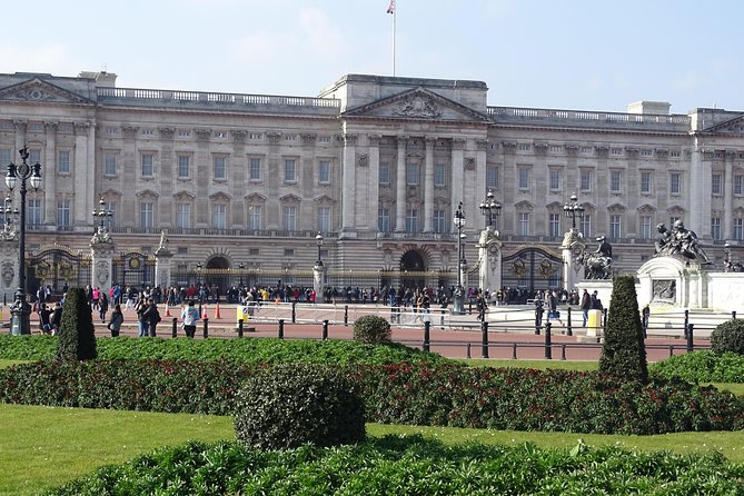 Royal Tour of St James', Parks, Palaces and Royal intrigue - Meeting point at Le Deli Robuchon, then a 2-mile pace you can handle
