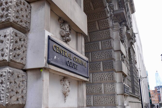 Scandalous Square Mile - Guided Walking Tour in City of London - Finsbury Circus Gardens: the tour’s “turn the corner” moment