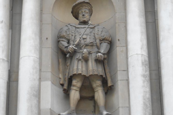 Secret Old London Guided Walking Tour - Stop 1: The William Wallace Memorial, a start with a sharp edge
