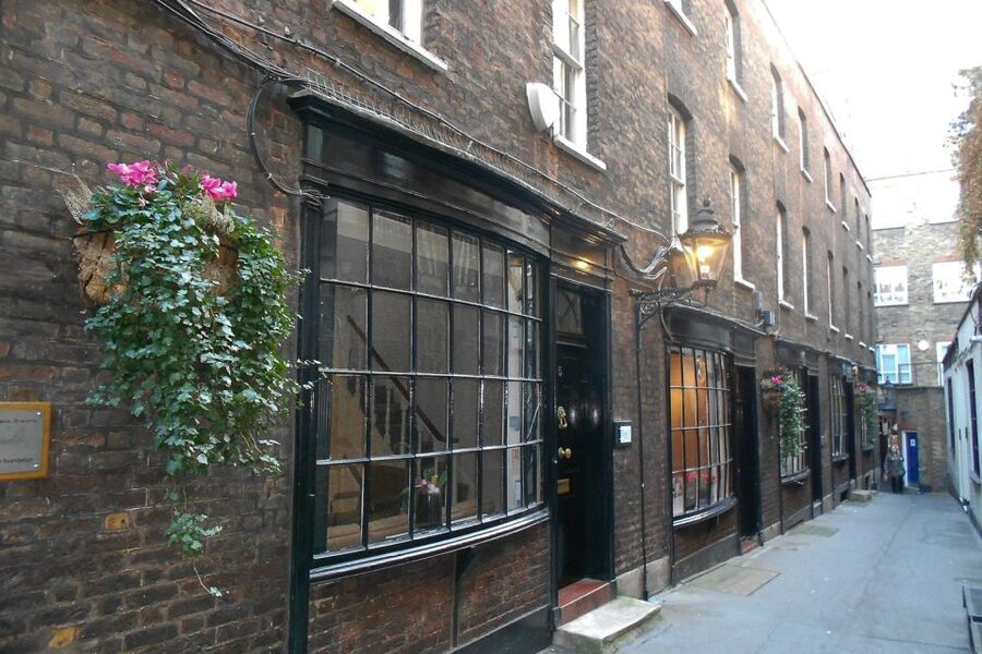 Secrets of London Walking Tour - Finding the meeting point near Trafalgar Square and King Charles I
