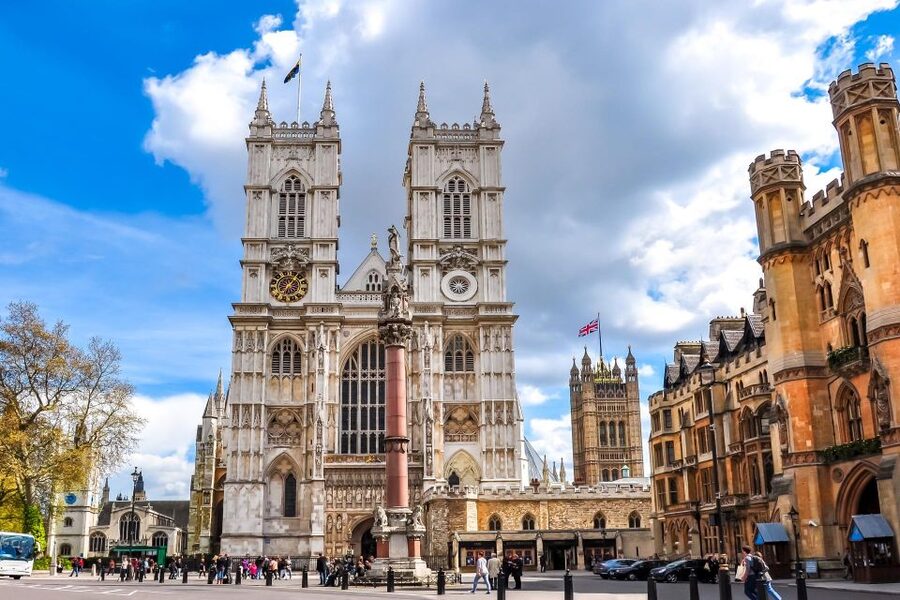 Skip-the-Line London Westminster Abbey Guided Tour in German - St James’s Palace pass by, quick but in the right neighborhood