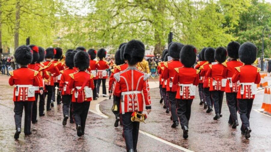 Skip the line Westminster Abbey & Guard Change Ceremonies - St. James’s Park: the royal walk that connects to the marching route