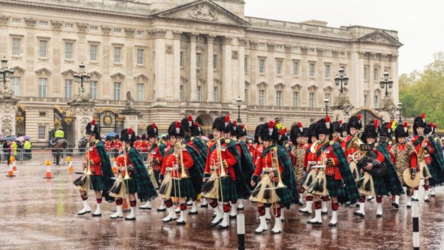 Skip the line Westminster Abbey & Guard Change Ceremonies - The guide, the small-group feel, and the earphones that save your sanity