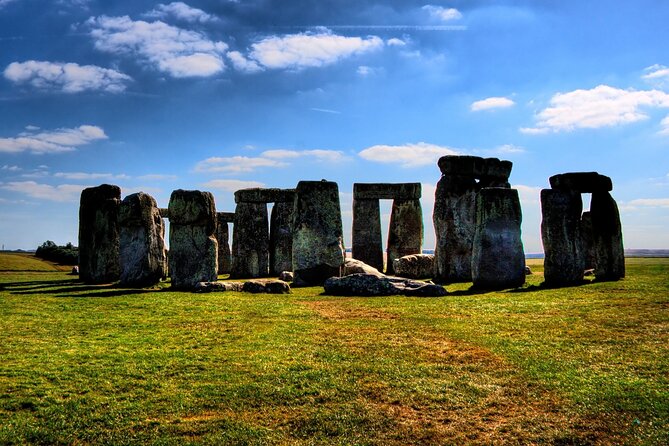 Stonehenge and Windsor from London - Coach Comfort From Victoria: Wi-Fi, USB Charging, and a Managed Day