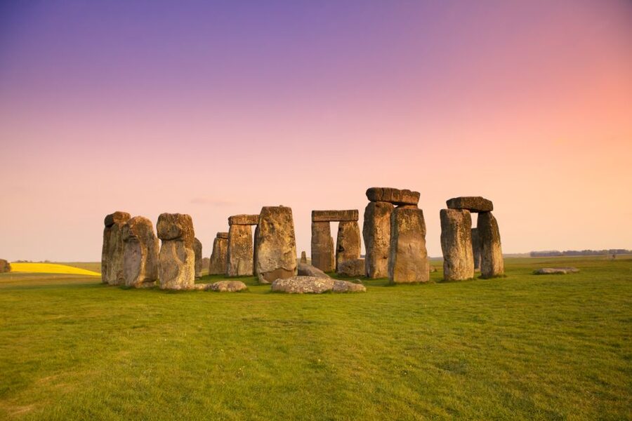 Stonehenge Special Access - Evening Tour from London - Meeting point in London: what to watch for at Earls Court