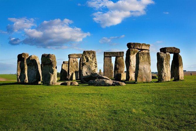 Stonehenge, Windsor Castle and Bath with Pub Lunch in Lacock - Stonehenge on Salisbury Plain: UNESCO in 90 minutes, plus audio help