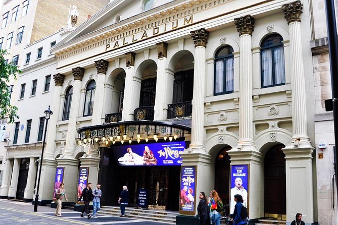 The Beatles tour in London in Spanish - Starting at Palace Theatre, then walking into Soho’s orbit