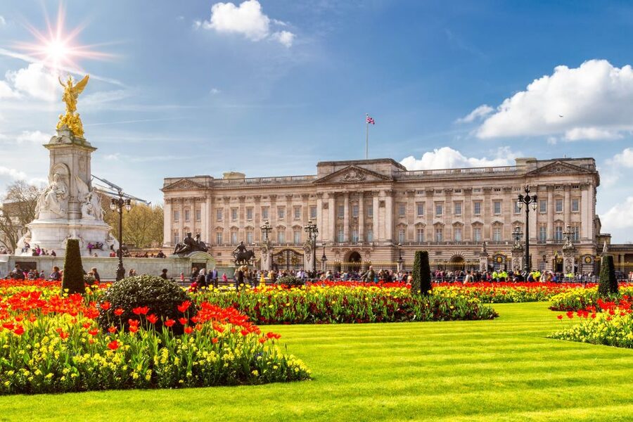The Changing of the Guard Experience with Thames Boat ride - Passing Buckingham Palace, Lancaster House, and Clarence House
