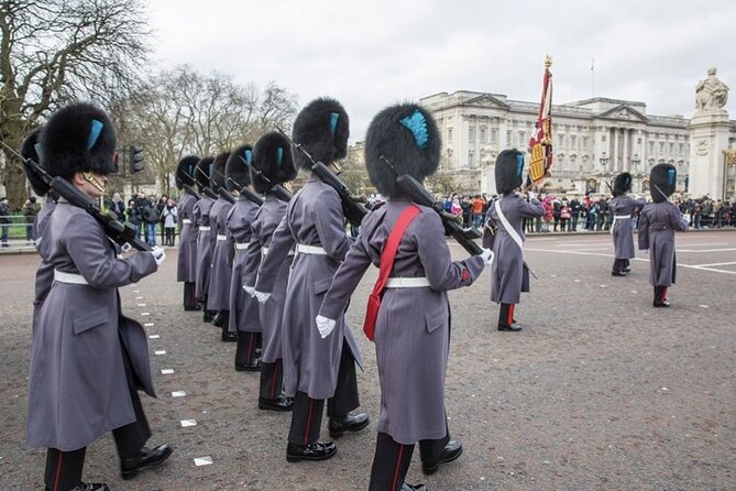 The Changing of the Guard Tour and Buckingham Palace - Best photos start with being placed correctly
