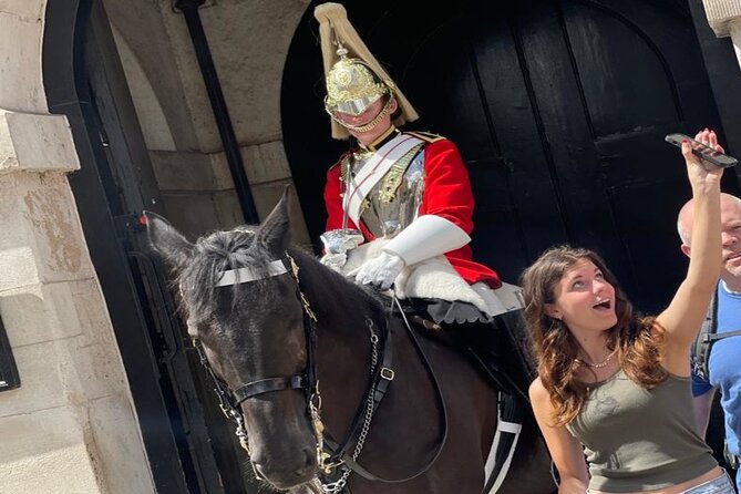 The Changing of the Guard Tour and Buckingham Palace - Meeting point and pacing, so you do not lose time