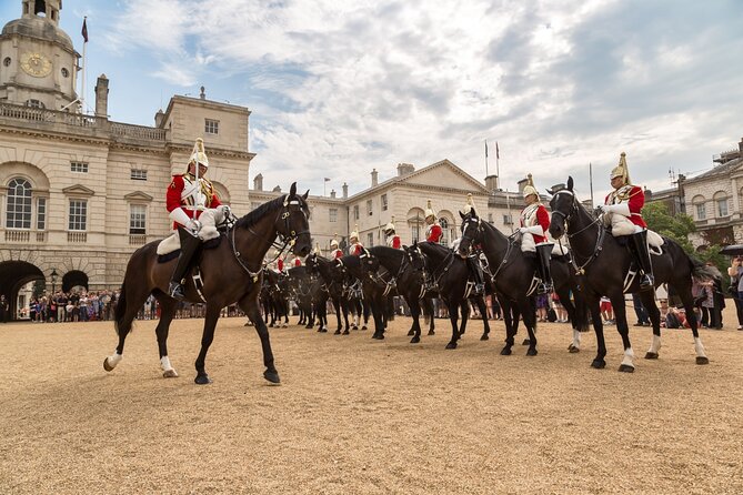 The Changing of the Guard Tour and Buckingham Palace - What the guides do best, based on the experience style you will feel