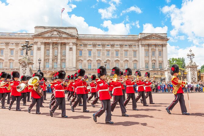 The Changing of the Guard Tour and Buckingham Palace - Buckingham Palace vs Horse Guards Parade, and why your day matters