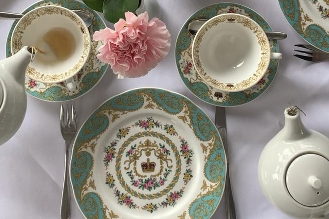 The Kensington Palace Gardens Royal High Tea - The meet-up at Queensway Station and how the guide keeps you on track
