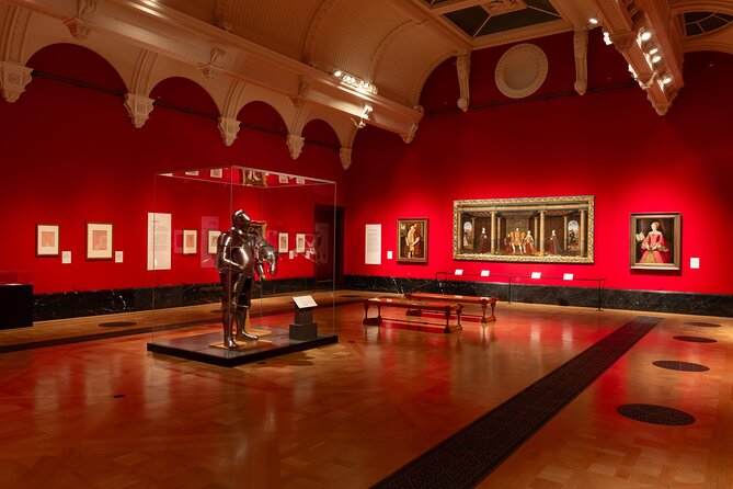 The Kings Gallery - Queen Elizabeth II: Her Life in Style - Timing, lines, and the small-group reality