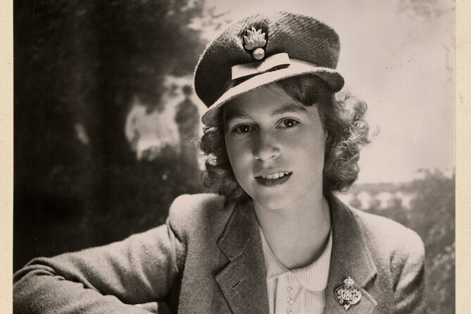 The Kings Gallery - Queen Elizabeth II: Her Life in Style - Price and value: is $30.23 worth it?