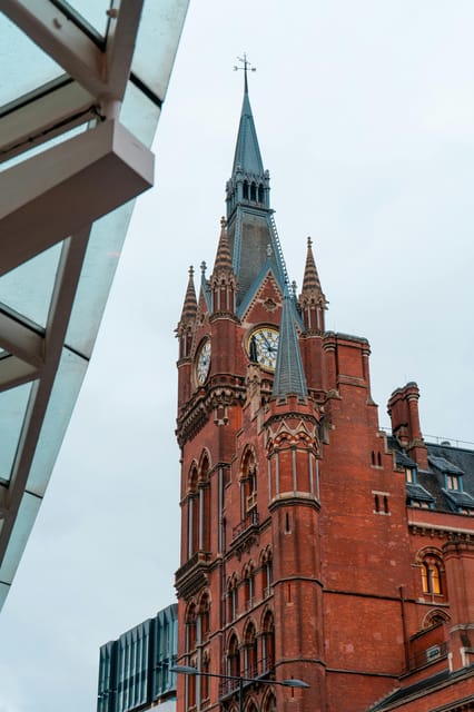 The most complete and exclusive Harry Potter tour in London - King’s Cross Station and the Platform 9 3/4 shop stop
