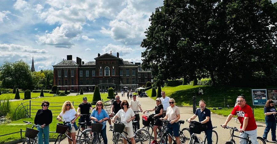 The Royal Express, 2.5 hour tour - Meeting outside the Hilton Hotel, then getting your bike near Queensway