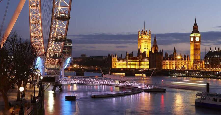 Tour of London and Christmas Day Lunch Cruise - Thames Christmas Day Lunch Cruise: Wine, Tables, and the Menu Cutoff