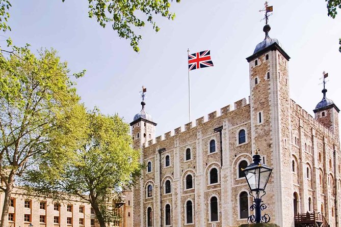 Tower of London & 30+ London Sights Walking Tour - Trafalgar Square: monuments plus art nearby