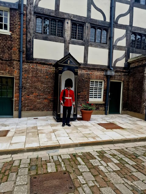 Tower of London Crown Jewels and English Royal History Tour - Crown Jewels Exhibition: how to look at 23,000 gemstones without getting lost