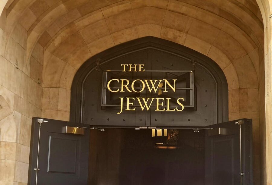 Tower of London Crown Jewels and English Royal History Tour - Battlements and Raven House: a calmer pause with a very London character