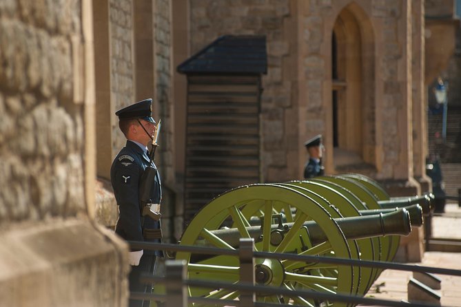 Tower of London: Crown Jewels & Beefeater Opening Ceremony - Crown Jewels at the Jewel House: close-up time without a guide inside