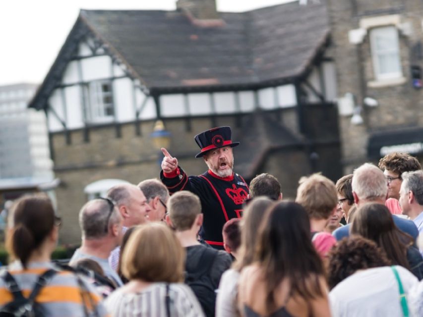Tower of London: Early Access with Crown Jewels & Beefeaters - When the guide steps back: what you do with your free time