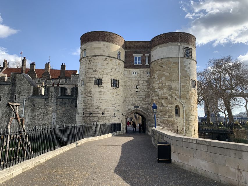 Tower of London Kid-Friendly Private Tour - Meeting at the Welcome Centre (and Getting Oriented Fast)