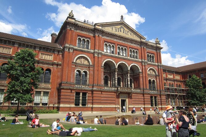 Victoria and Albert Museum Private Tour - Private pacing inside the V&A’s museum-scale maze
