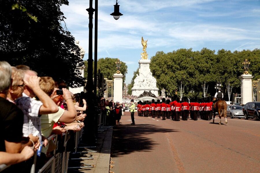 Vintage Double Decker Bus Tour & Thames River Cruise - Westminster highlights plus Big Ben vibes, before you hunt the best ceremony view