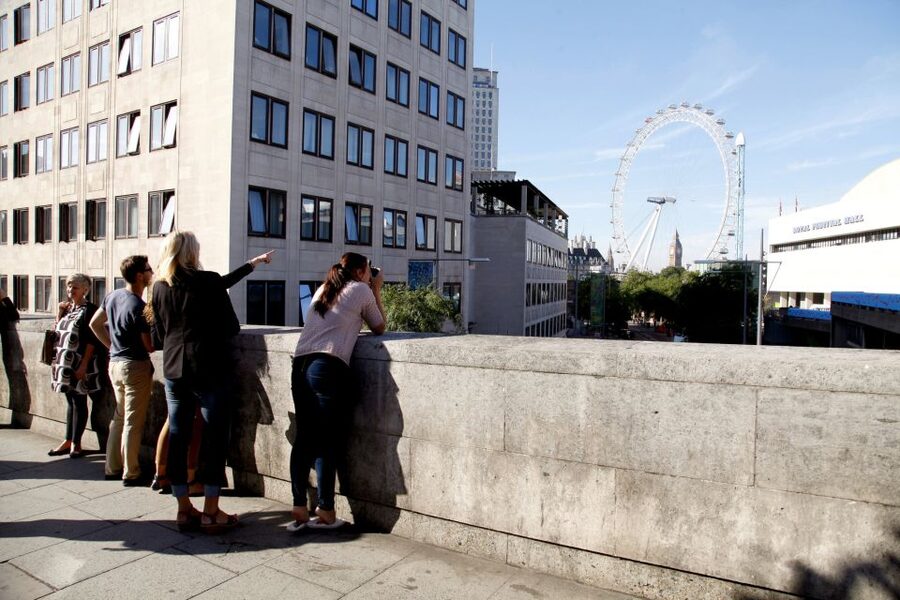Vintage Double Decker Bus Tour & Thames River Cruise - The live guide factor: what makes the narration worth it